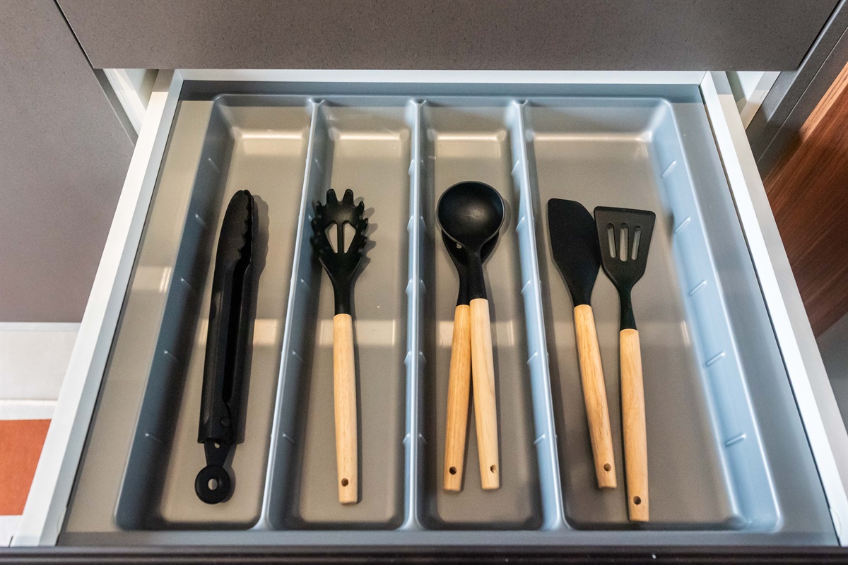 Utensílios de cozinha 🔪 Gaveta organizada com utensílios de apoio como colheres de servir, espátula e concha. Tudo o que você precisa para preparar suas refeições.