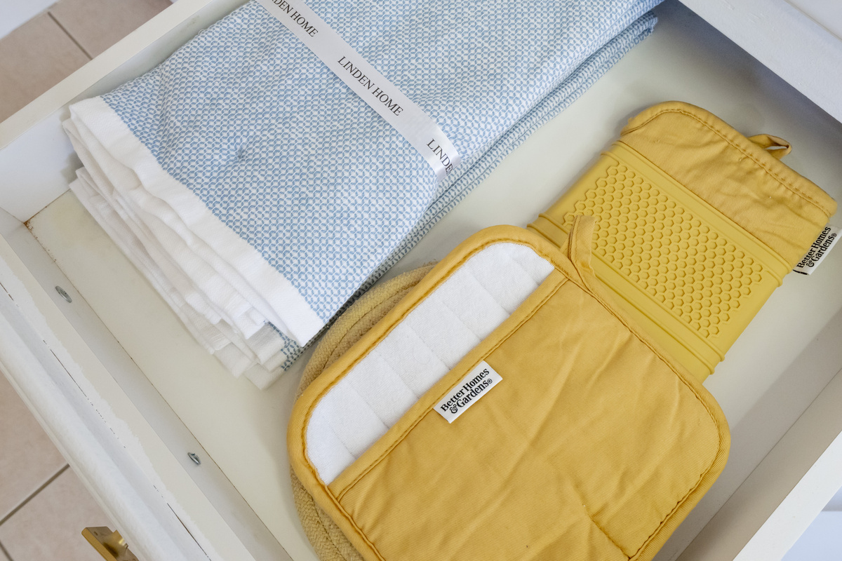 From kitchen towels to oven mitts and cooking accessories, we've included the little details that make meal preparation simple and convenient.