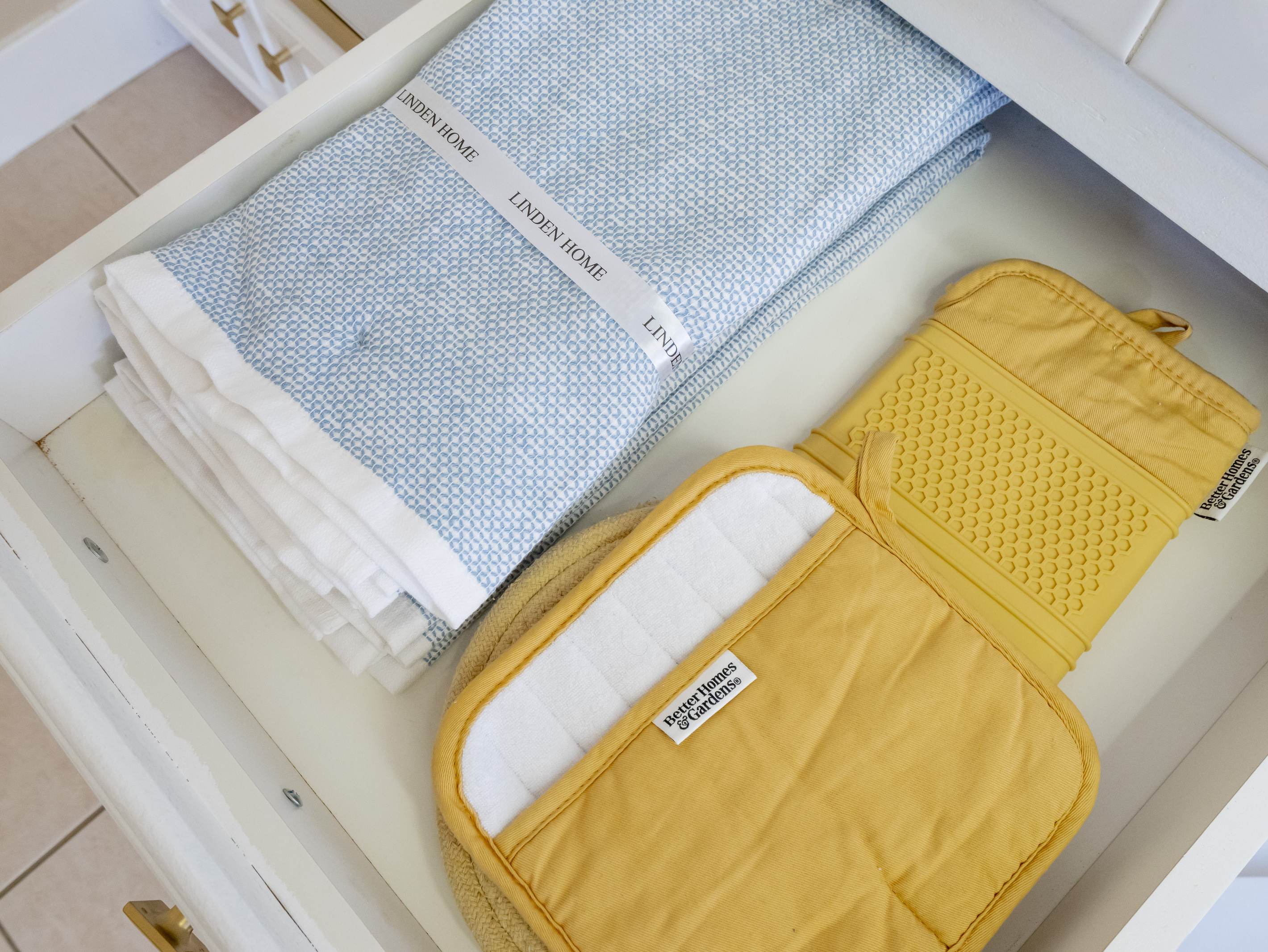 From kitchen towels to oven mitts and cooking accessories, we've included the little details that make meal preparation simple and convenient.