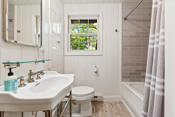 Upstairs full bath. 