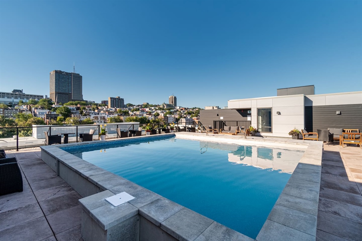 Piscine chauffée sur le toit (période estivale uniquement)!