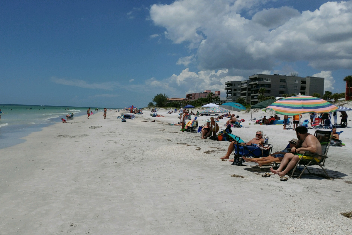 A 3 to 5 minute walk to the fabulous Indian Rocks Beach!