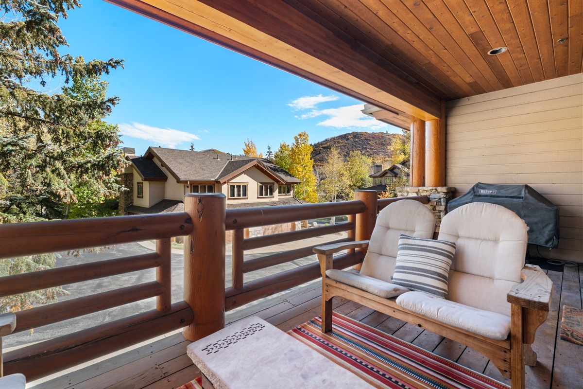 Quiet, covered deck (with gas Grill)
