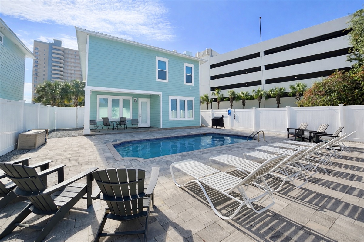 Spacious backyard with lots of seating