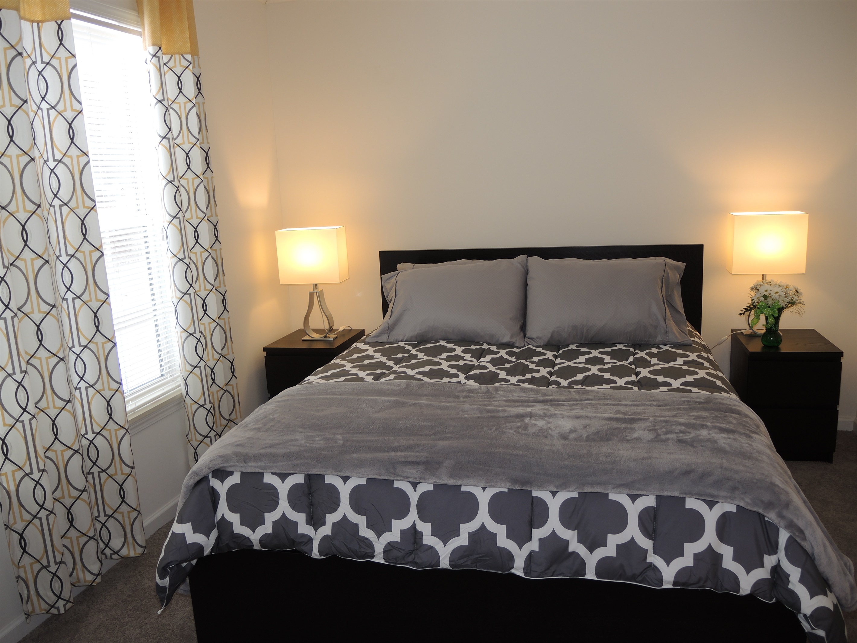 Queen bedroom w/ ensuite