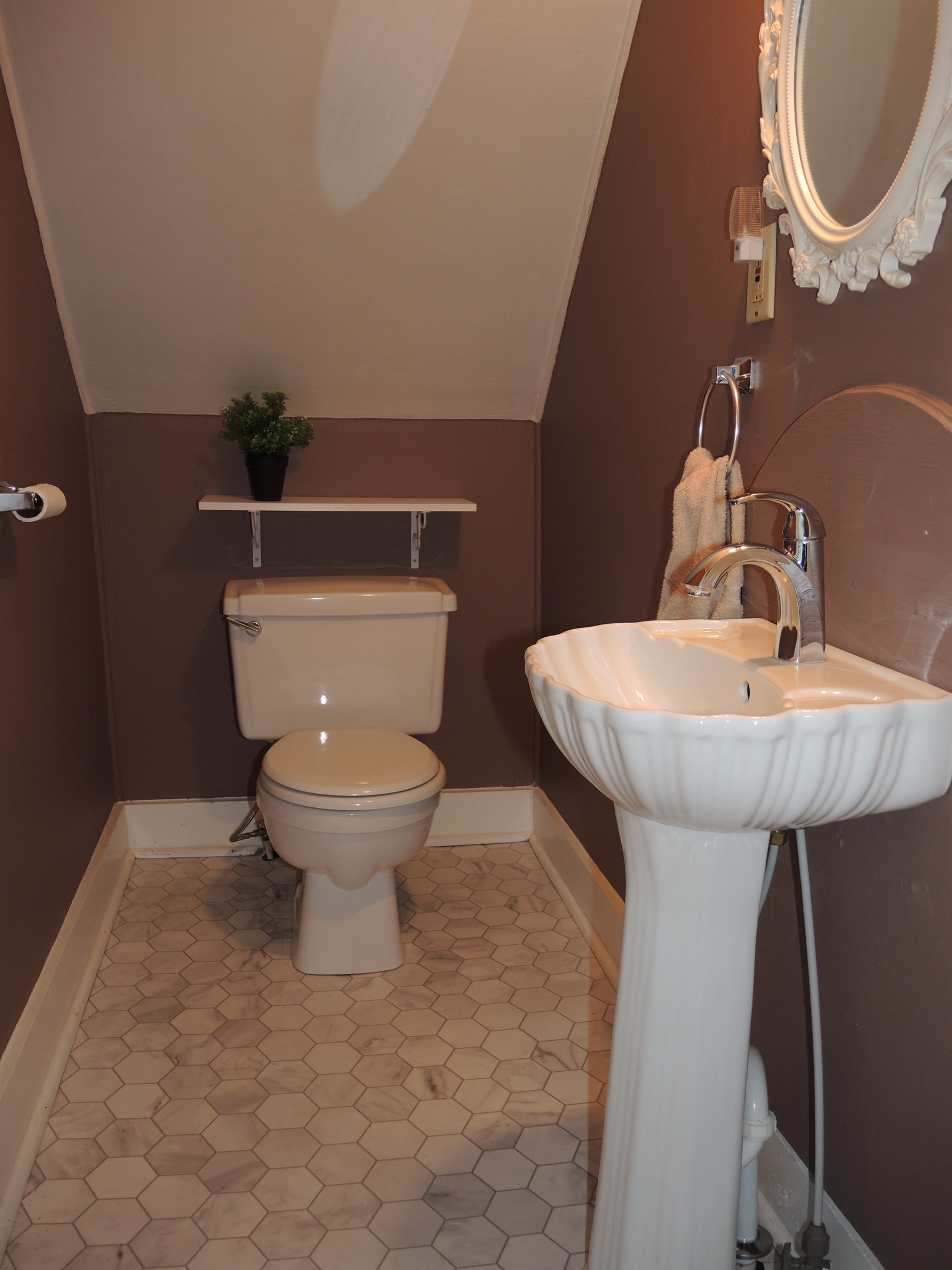 Doyle House - 1st floor ensuite half bath