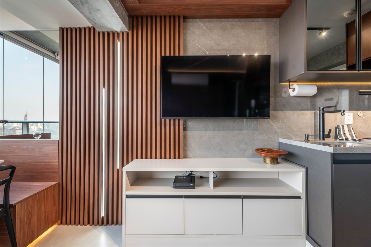 TV frontal na sala 🏡 Painel com TV de tela plana e armários planejados, unindo tecnologia e estilo no ambiente.