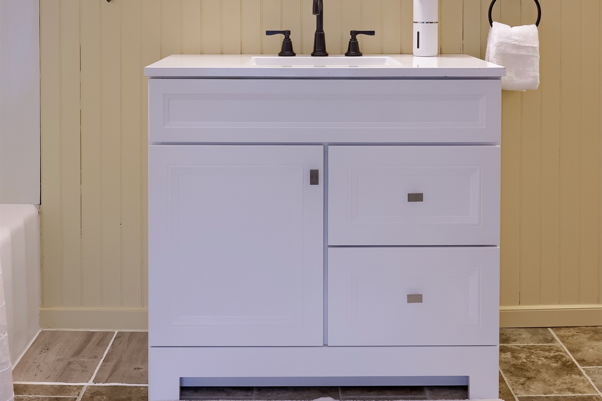 2nd Floor Bath. All Bath Linens Stocked.