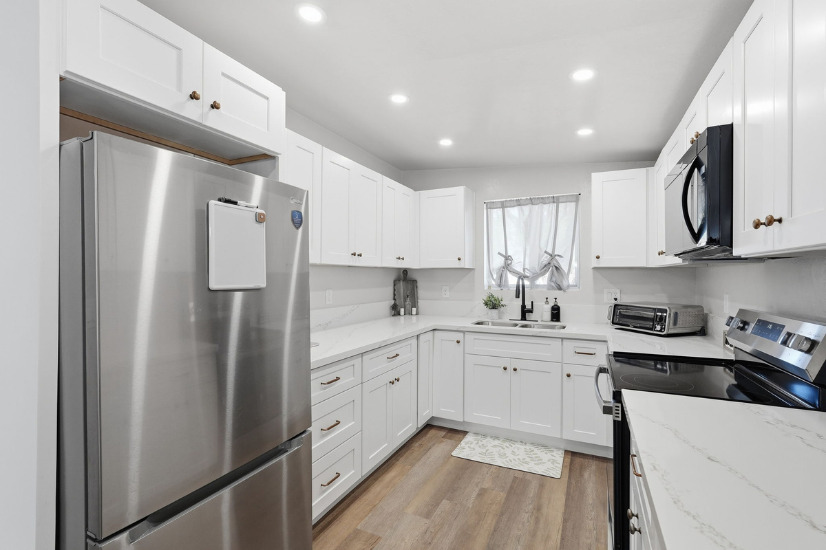 Stocked with essential cookware, dinnerware, utensils, and a coffee maker, this clean and functional space has everything you need to brew your morning or prepare a family dinner after a day of desert adventures. *Note - NO DISHWASHER