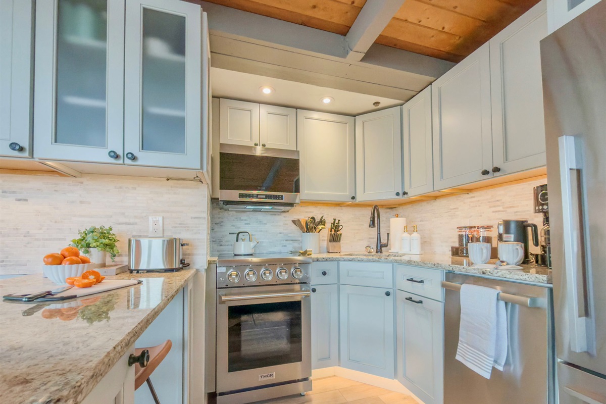 What makes a good trip great is often a kitchen that makes meal prep enjoyable.  This one does.  Coffee in the morning, ambiance that beats a crowded restaurant, late-night snacks at the counter - it all happens right here.