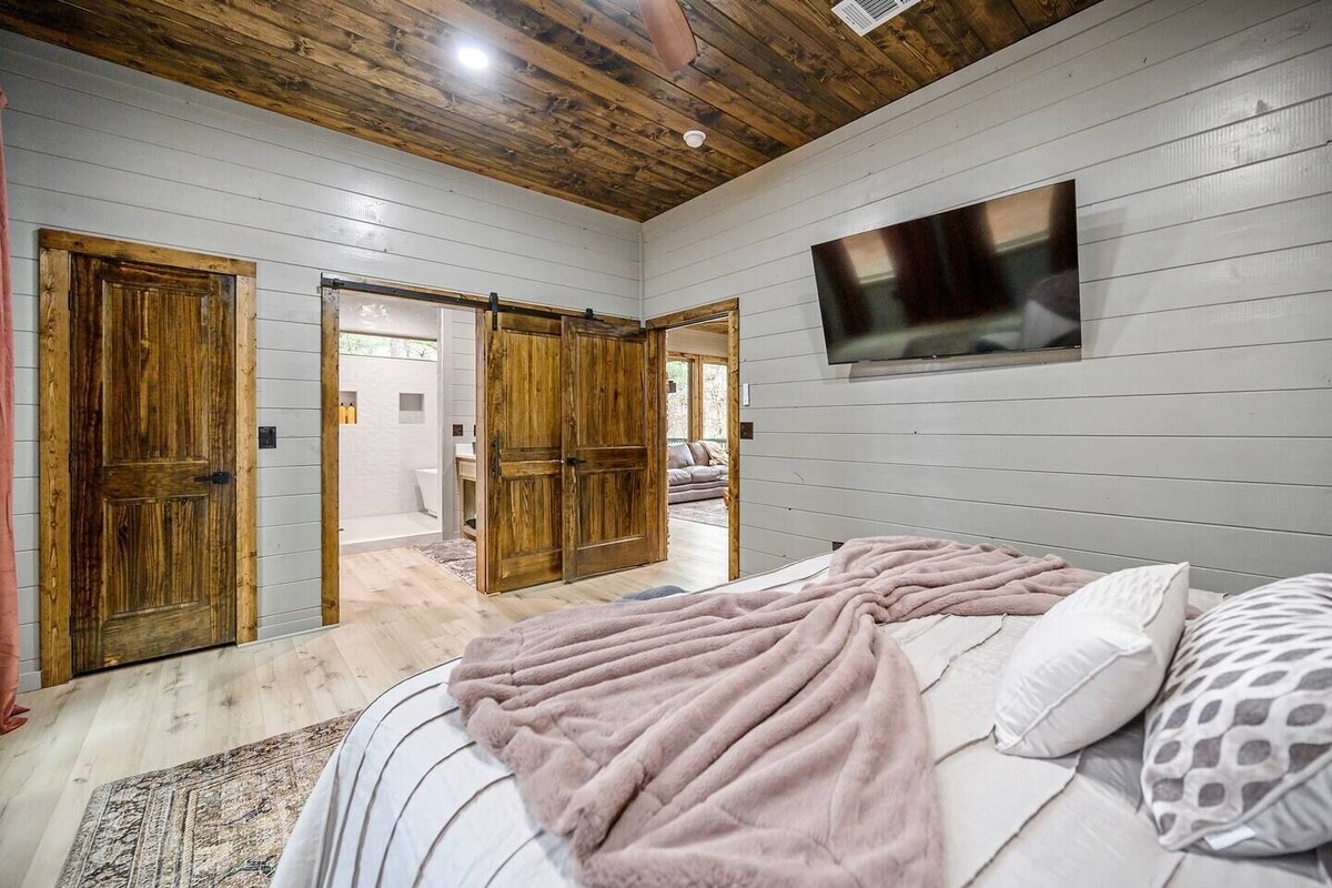 Downstairs king bedroom with smart TV