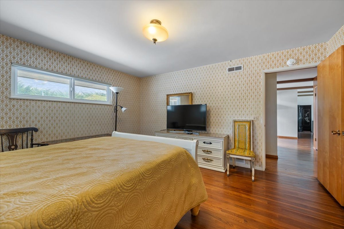 Bedroom 2 - Queen Bed