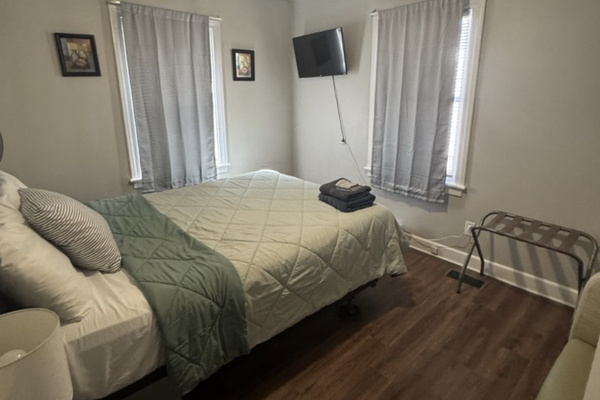 Williams Main — Queen bedroom 2 with a Smart TV and seating area.