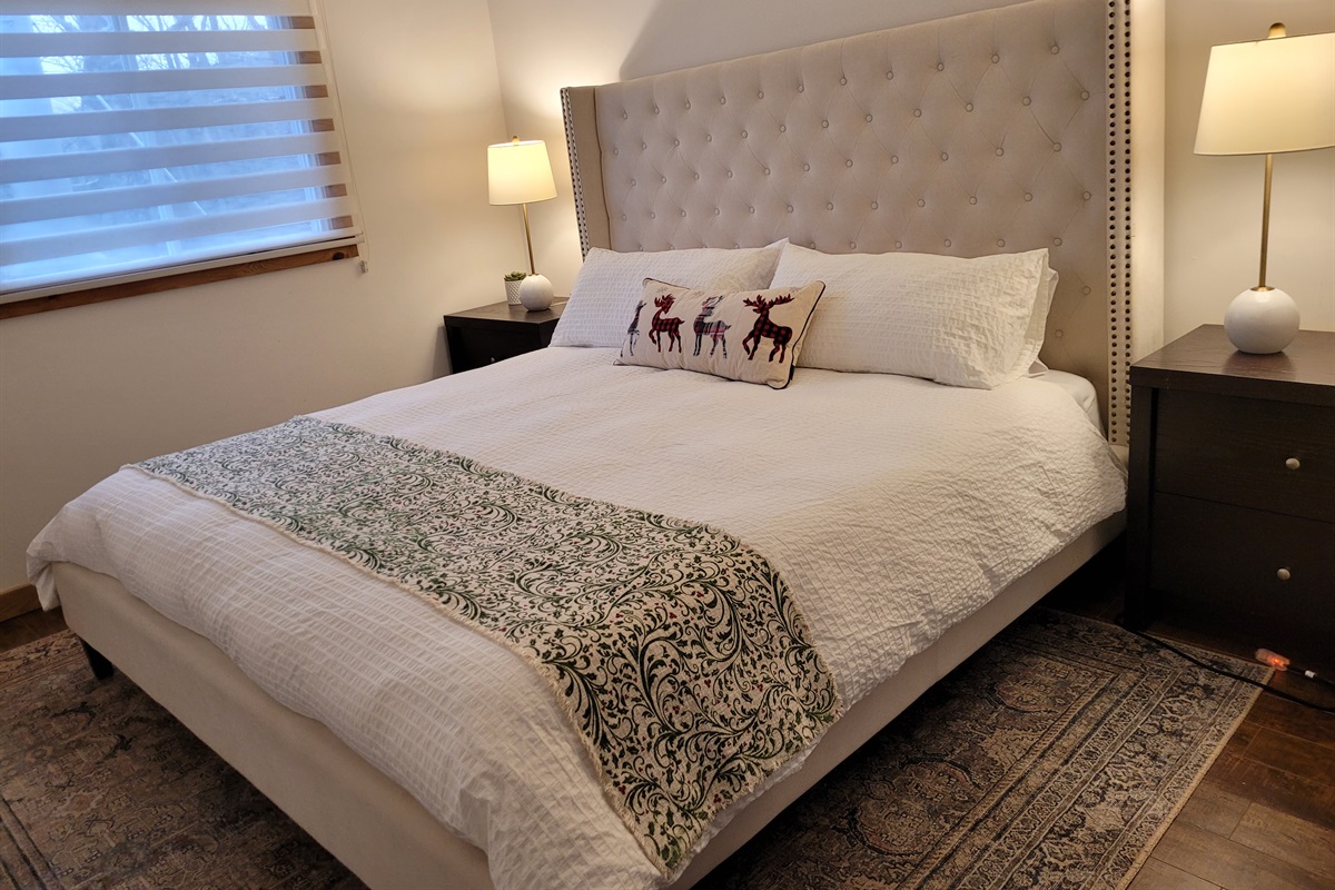 Bedroom 5 with Queen size bed