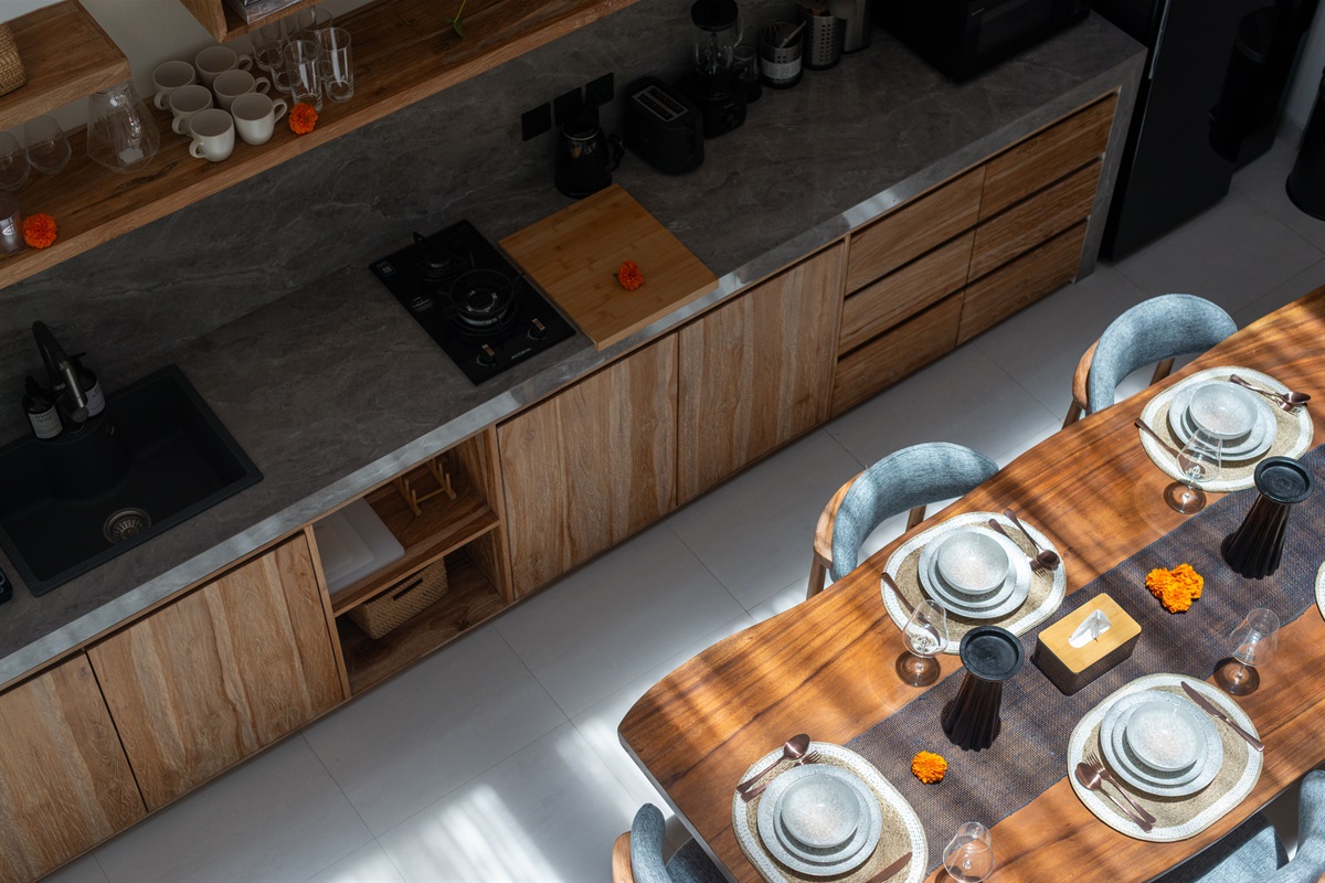 Dining Area & Kitchen