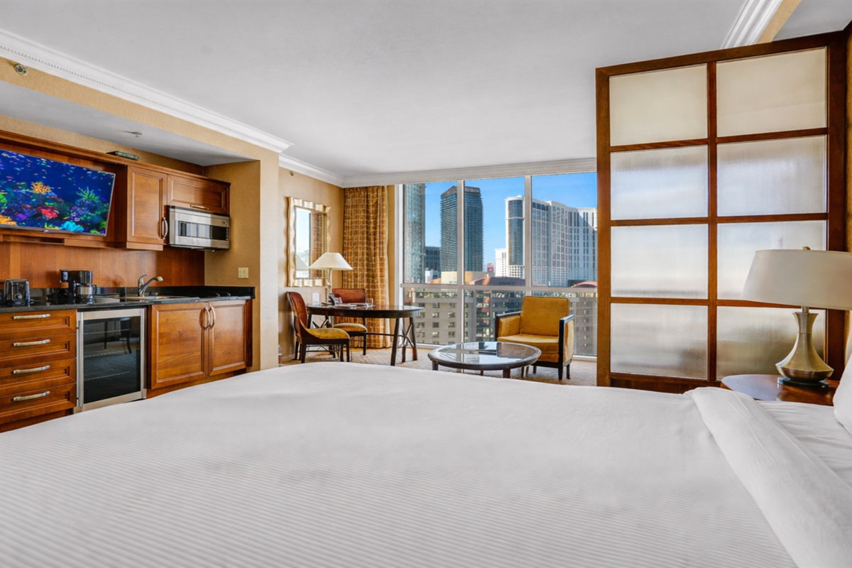 Wake up in this Plush bed with a view!