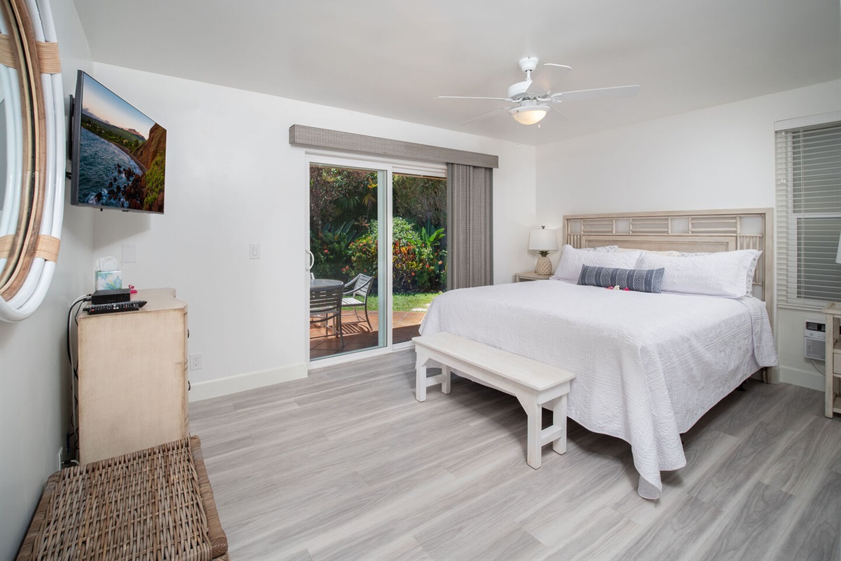 Guest bedroom 1 with private access to lanai. King size bed, Air Conditioning, Electronic Safe, Smart TV