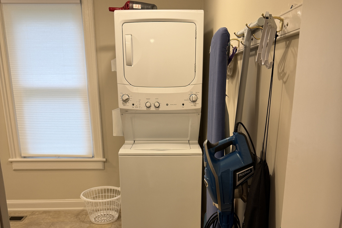 Washer/dryer in 1st floor bathroom