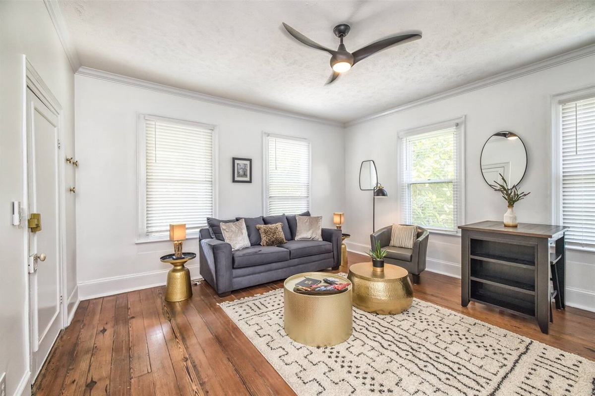 Spacious living room, Roku TV, great Wifi. 