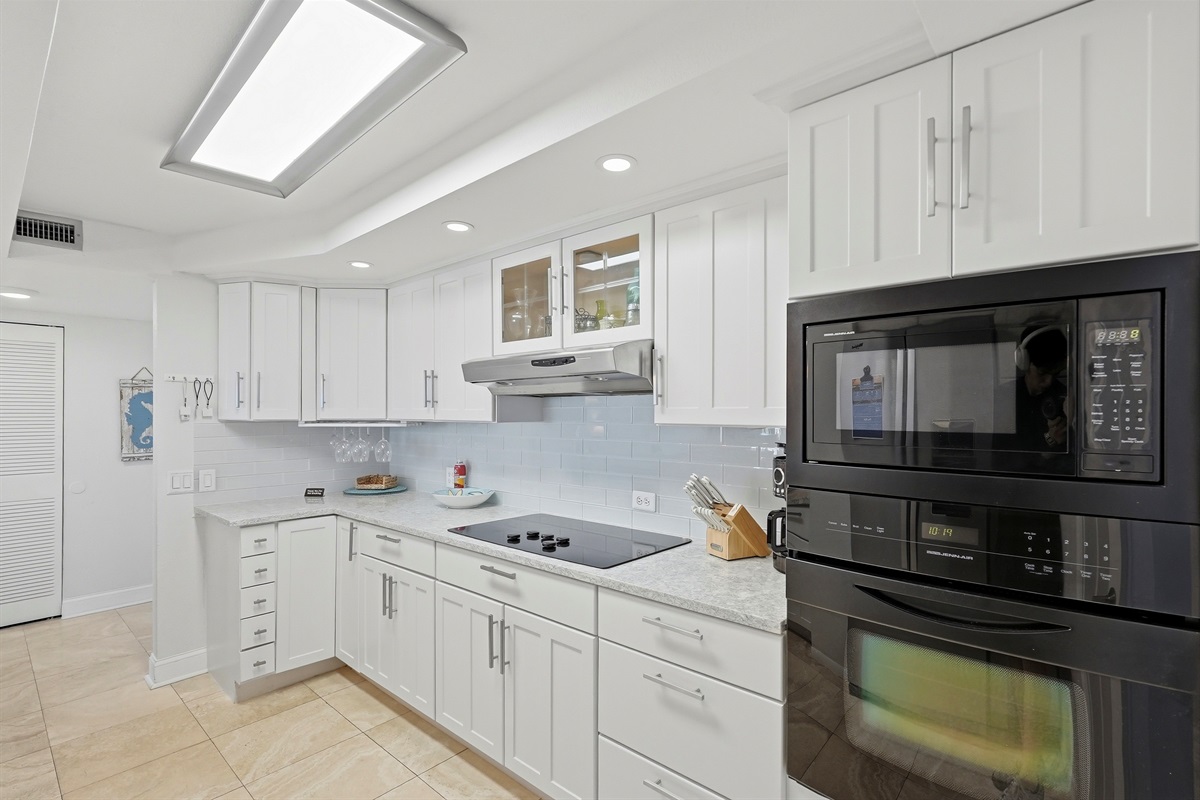 Fully equipped and modern designed, the kitchen features modern appliances and ample counter space, making meal prep easy whether you&rsquo;re brewing morning coffee or cooking up fresh local seafood.