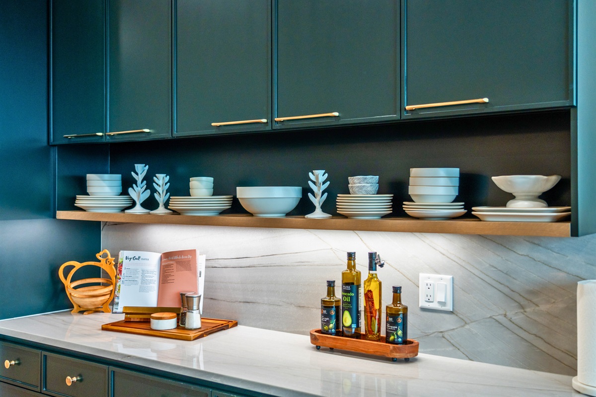 Stylish and functional, this kitchen’s open shelving and sleek cabinets are a design win. The combination of modern elements and practical storage solutions makes it both beautiful and efficient.