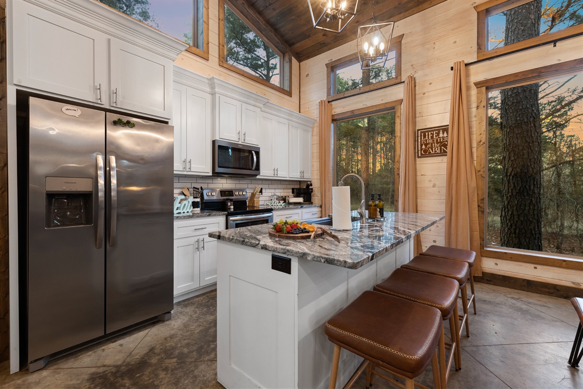 This stylish sitting nook is made for quiet moments. Share morning coffee, plan the day’s adventures, or sneak in a board game before dinner.
