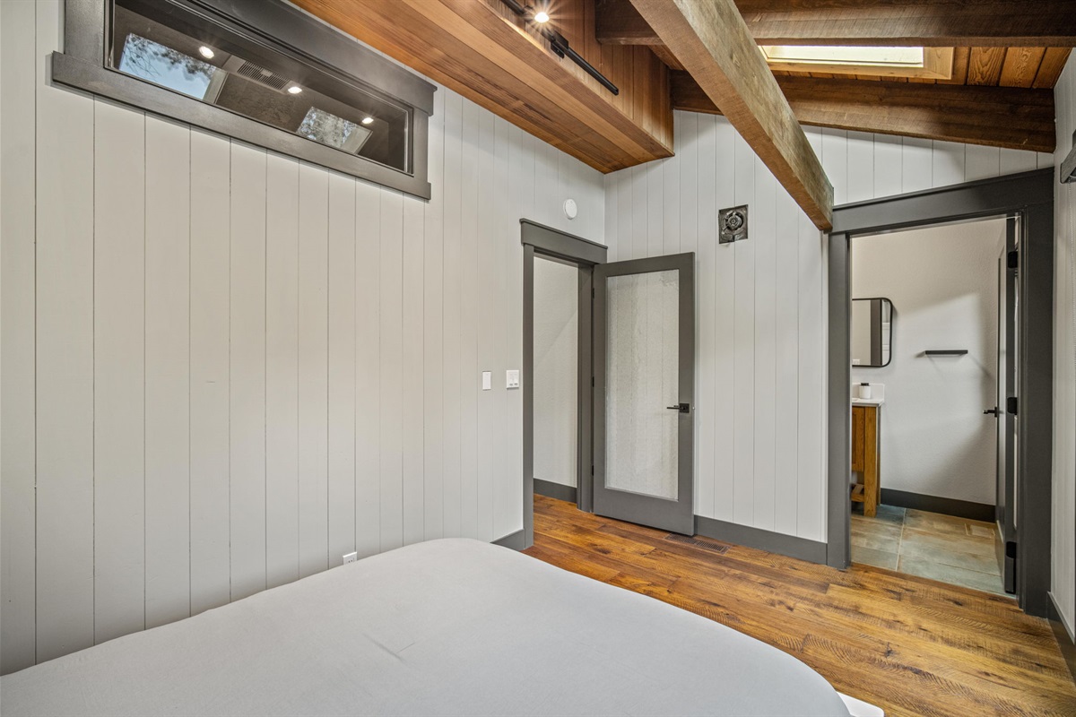 Ground floor: 2nd bedroom (Queen)