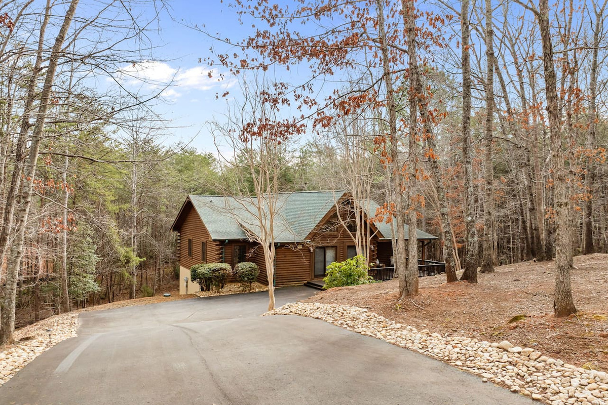 Front view of the cabin - paved driveway - plenty of parking