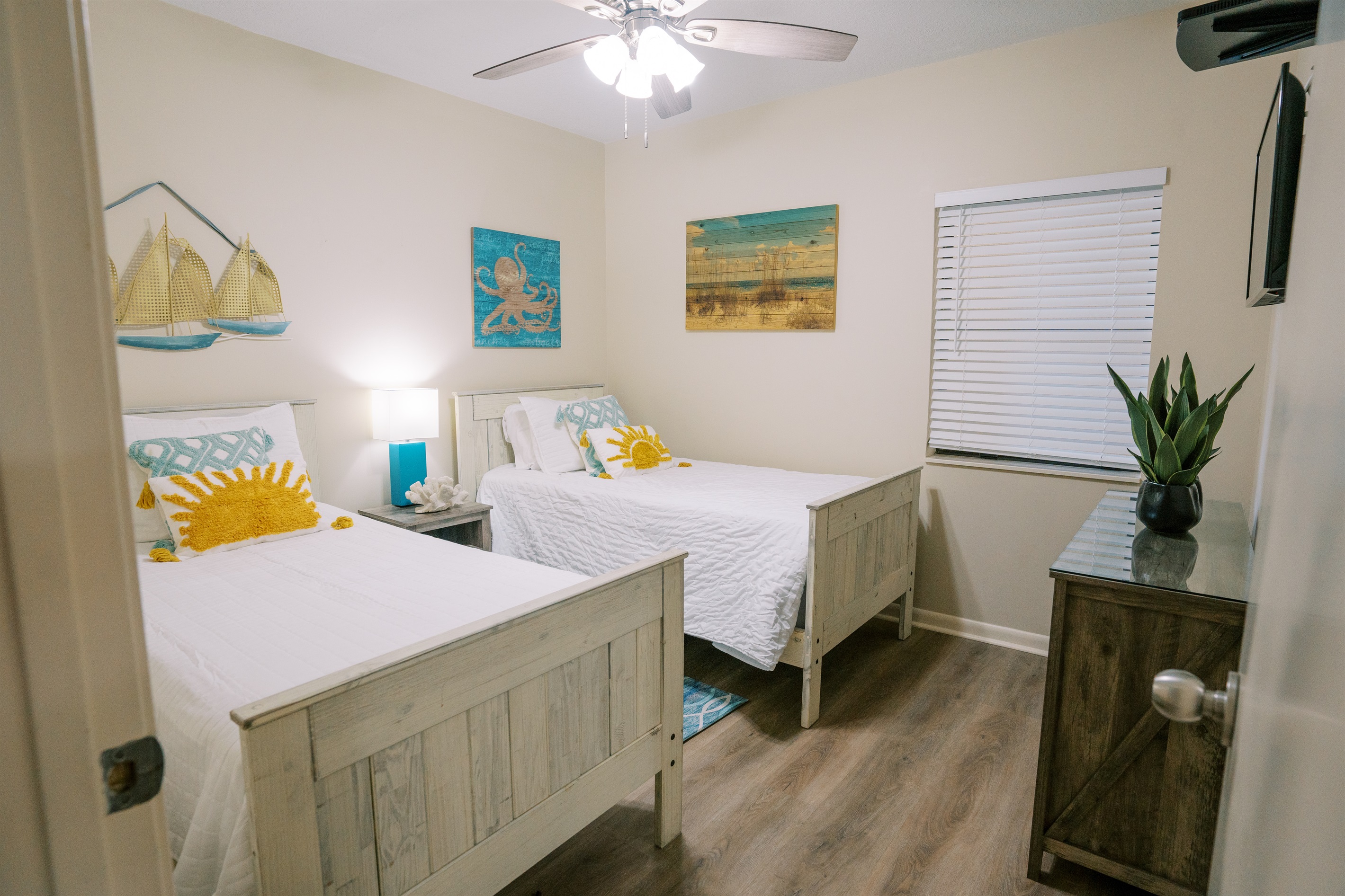 2 Twin Beds make this space great for families (living room also has a queen pullout).