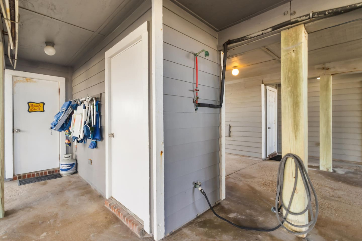 Head to the carport, grab gear from the stocked beach closet, hit the outdoor shower on the way back &mdash; beach days run themselves here.