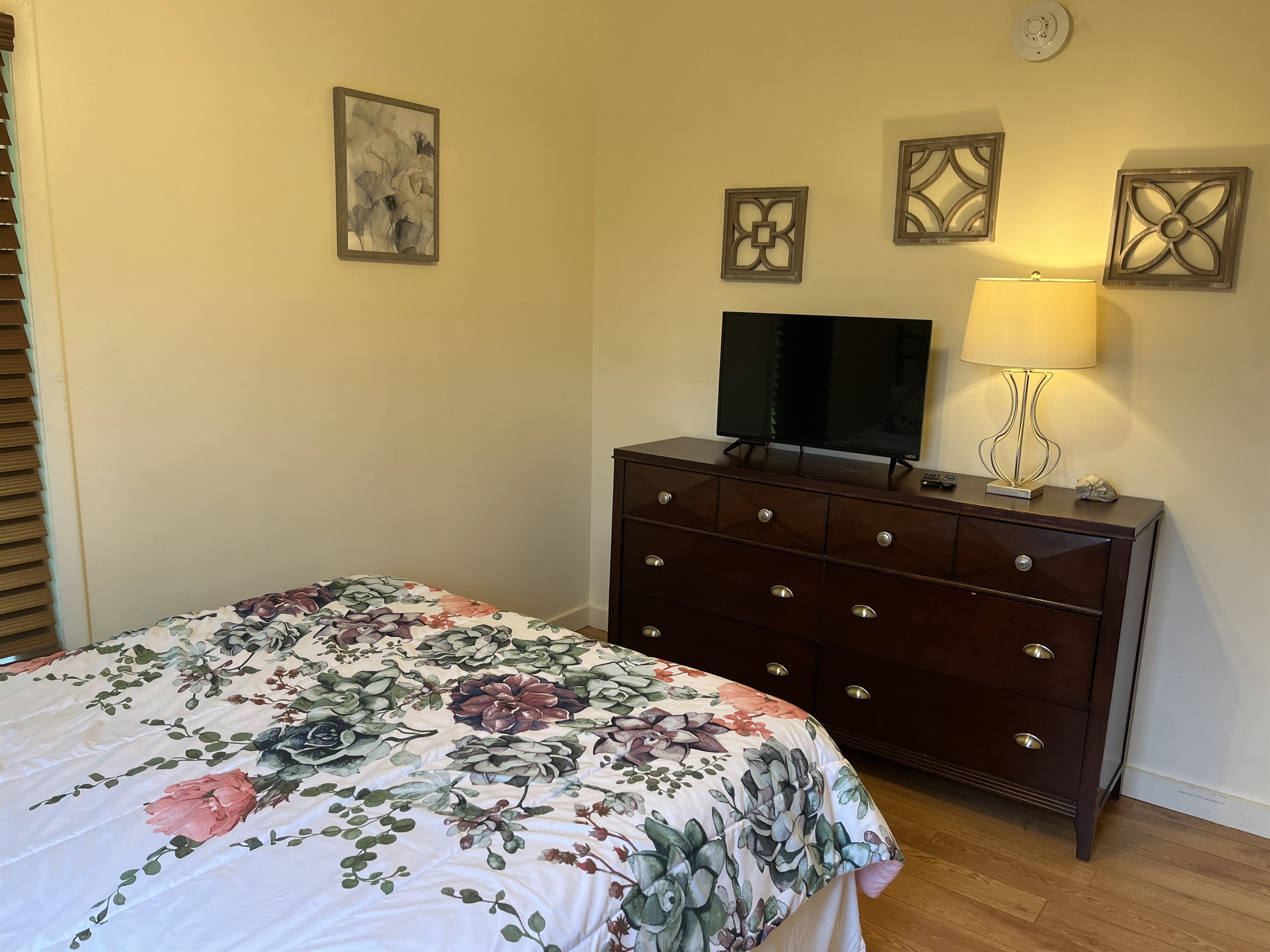 Queen bedroom 3