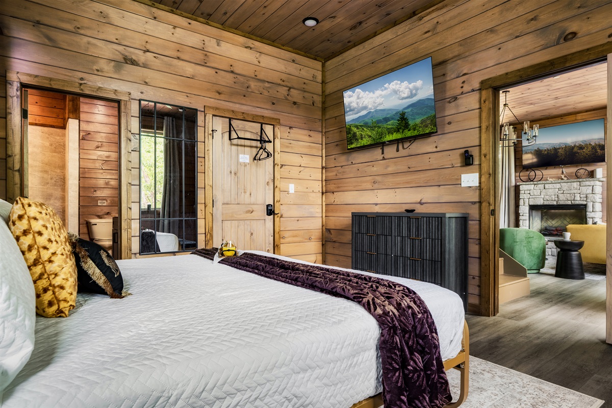 Bedroom 1: Master bedroom with king bed on main level with 58 inch Roku HDTV with en suite full bathroom