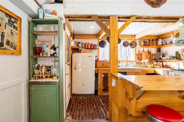 Fully equipped kitchen starring a vintage 1940s Westinghouse fridge/freezer combo!