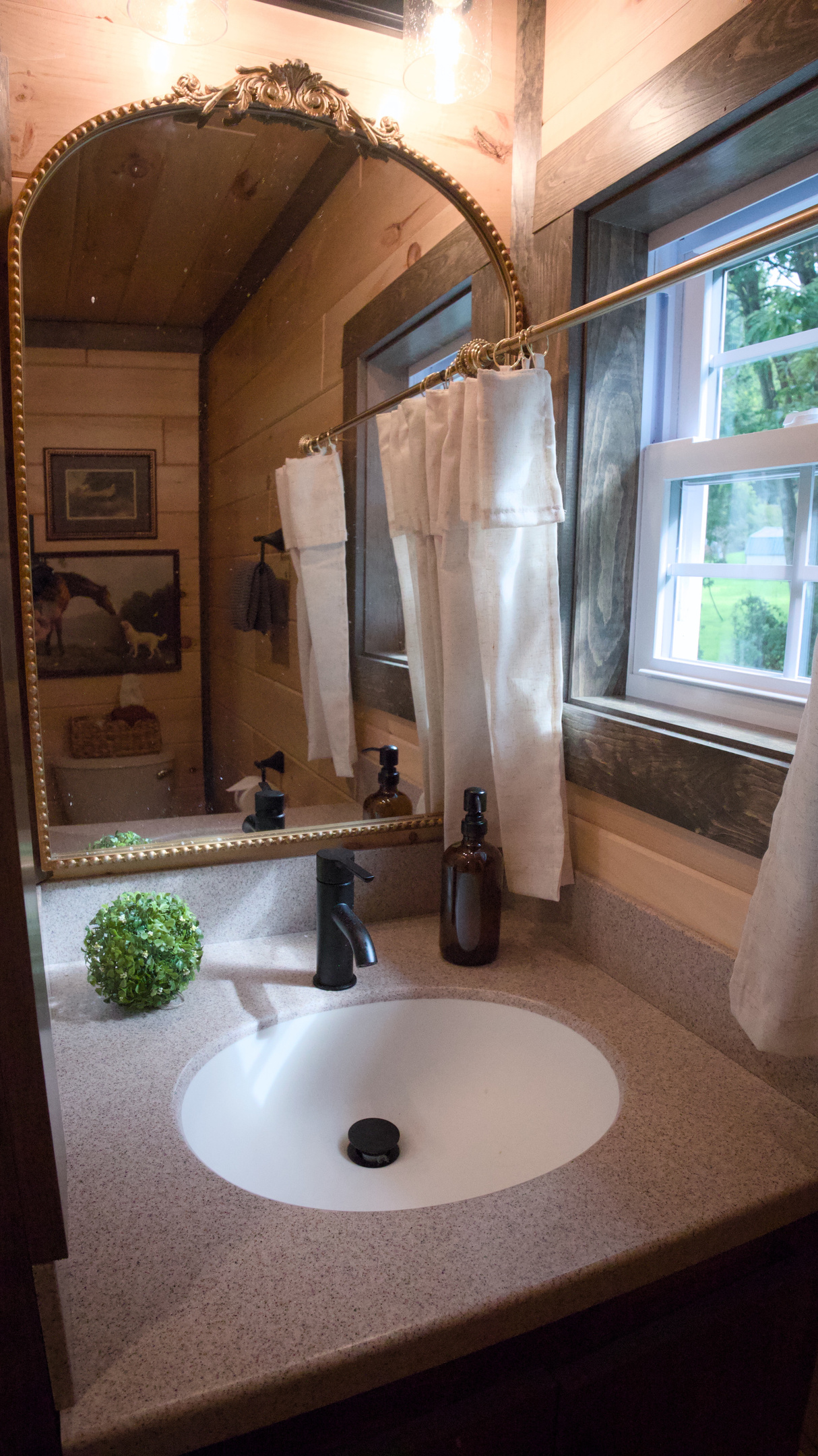 Full Bath with combo tub/shower and cute details