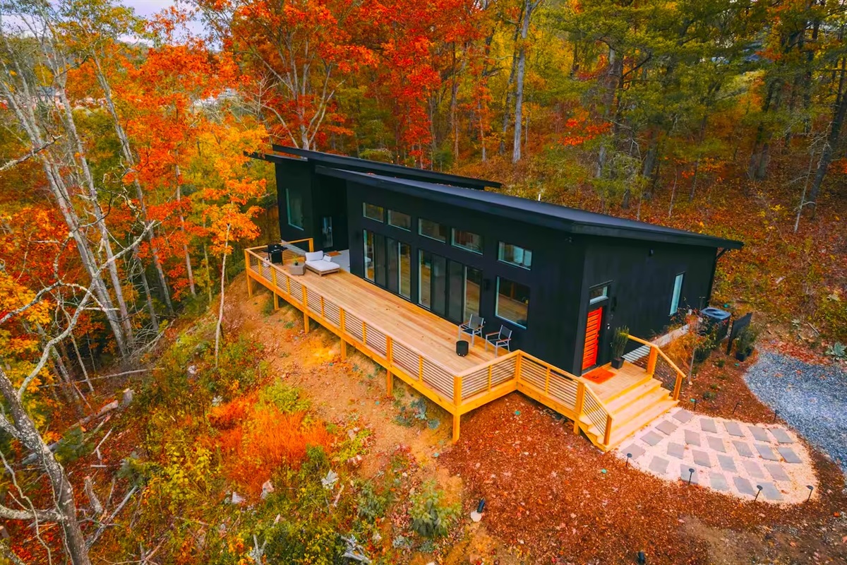 {Deck} Expansive Mountain and Foliage Views
