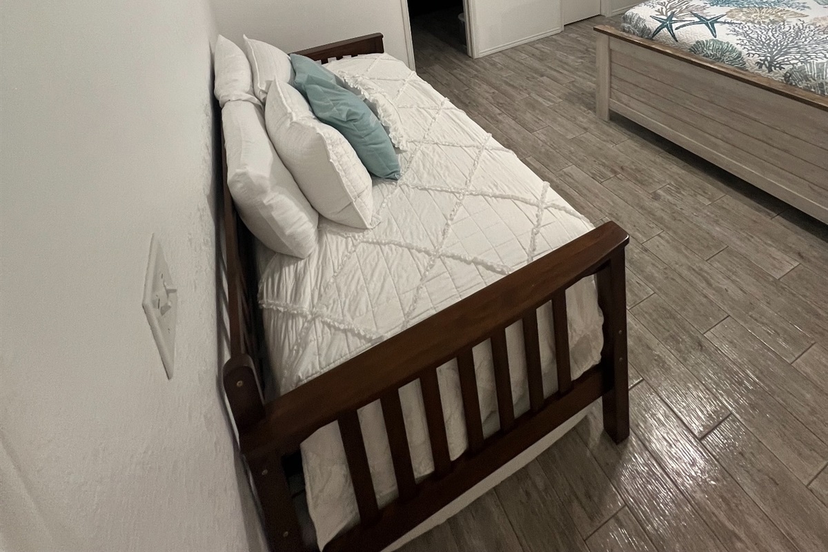 Bedroom 2- Trundle