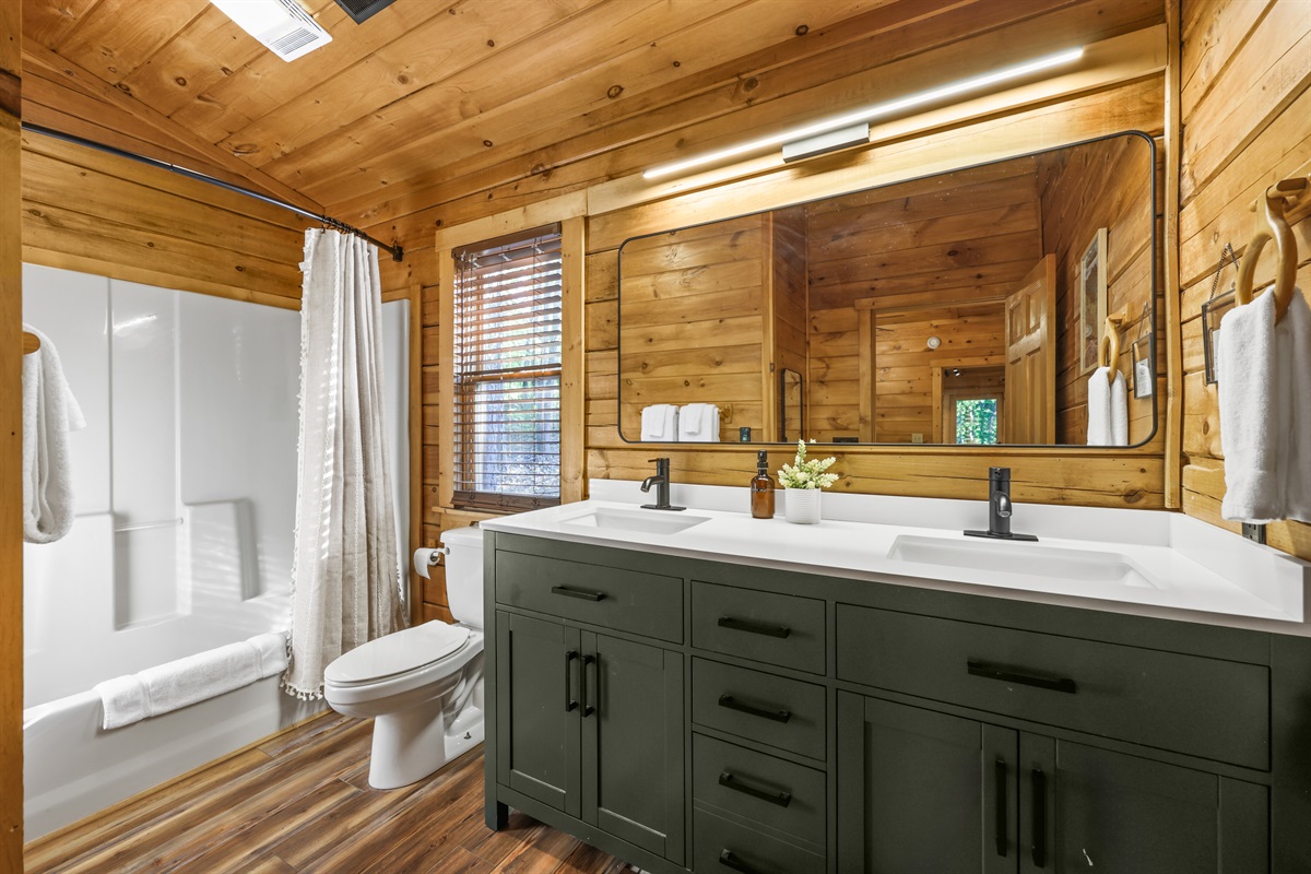 Primary ensuite bathroom with a double vanity