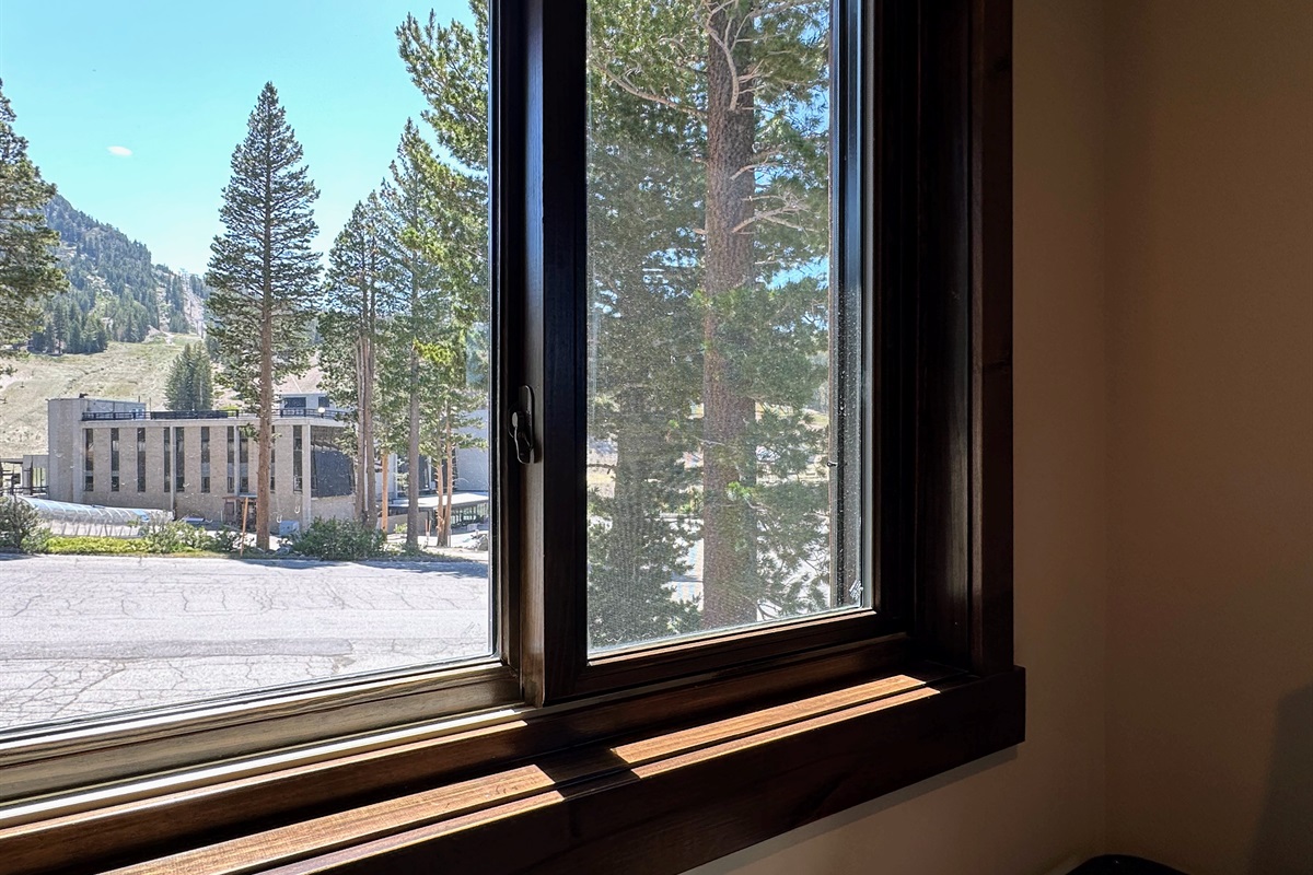 Wake up to postcard-worthy views of Canyon Lodge and the Village gondola gliding by—because this bedroom doesn’t just sleep well, it looks good doing it.