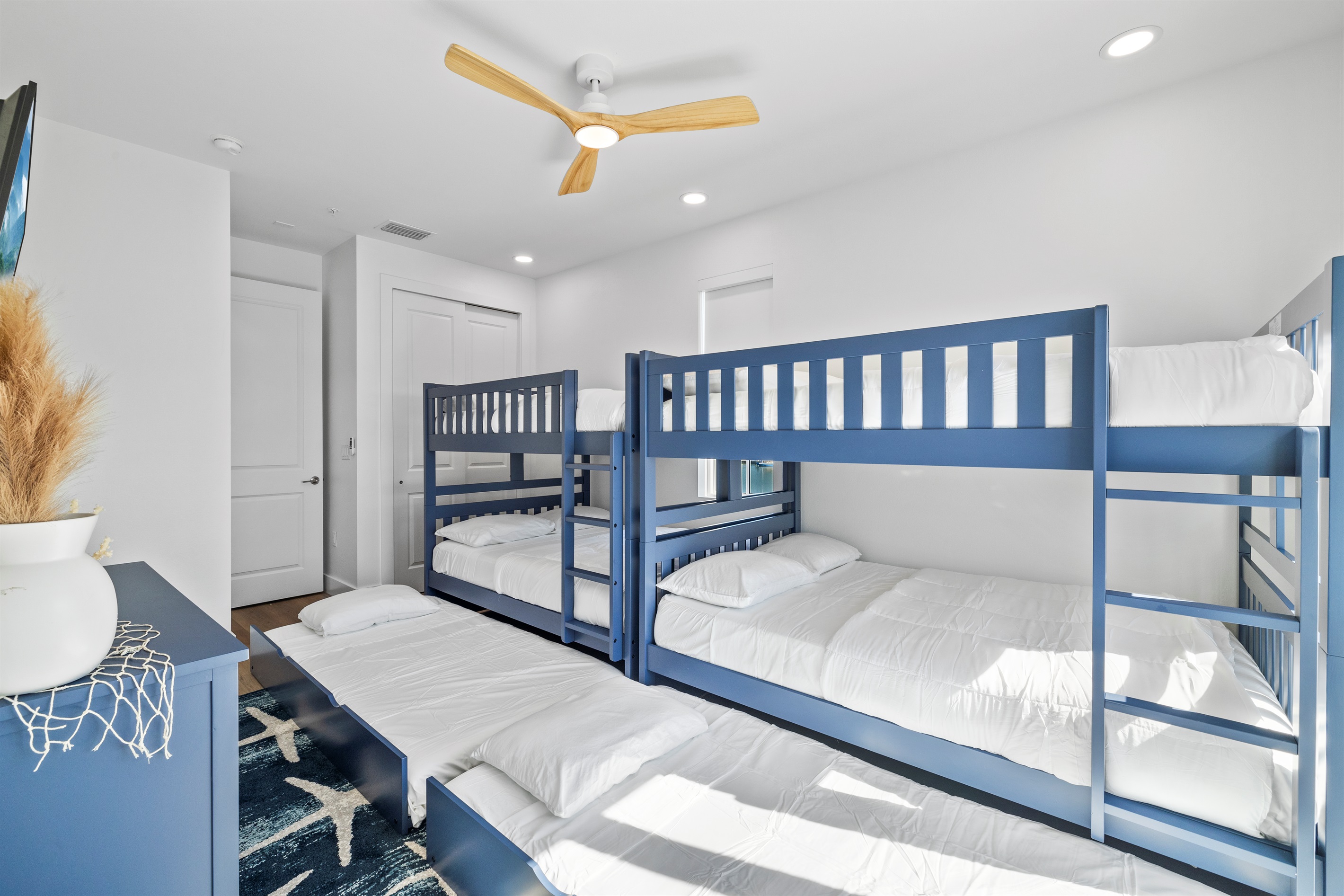 Both bunk rooms have pull out twins so that nobody is short on a bed