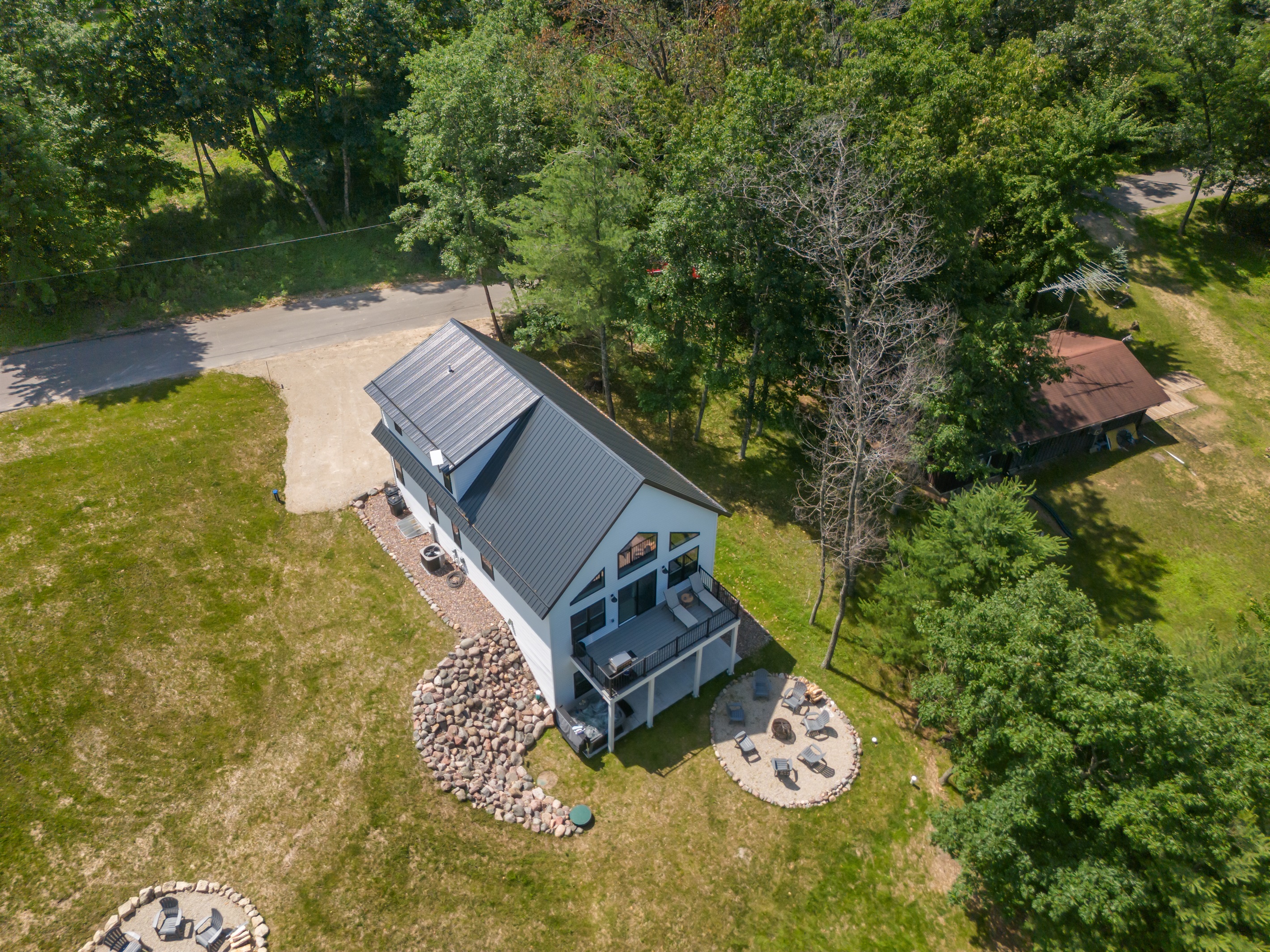 There’s no shortage of outdoor fun—gather around the fire pit, play a round of cornhole, cast a line off the pier, take a swim, or head out boating for the day