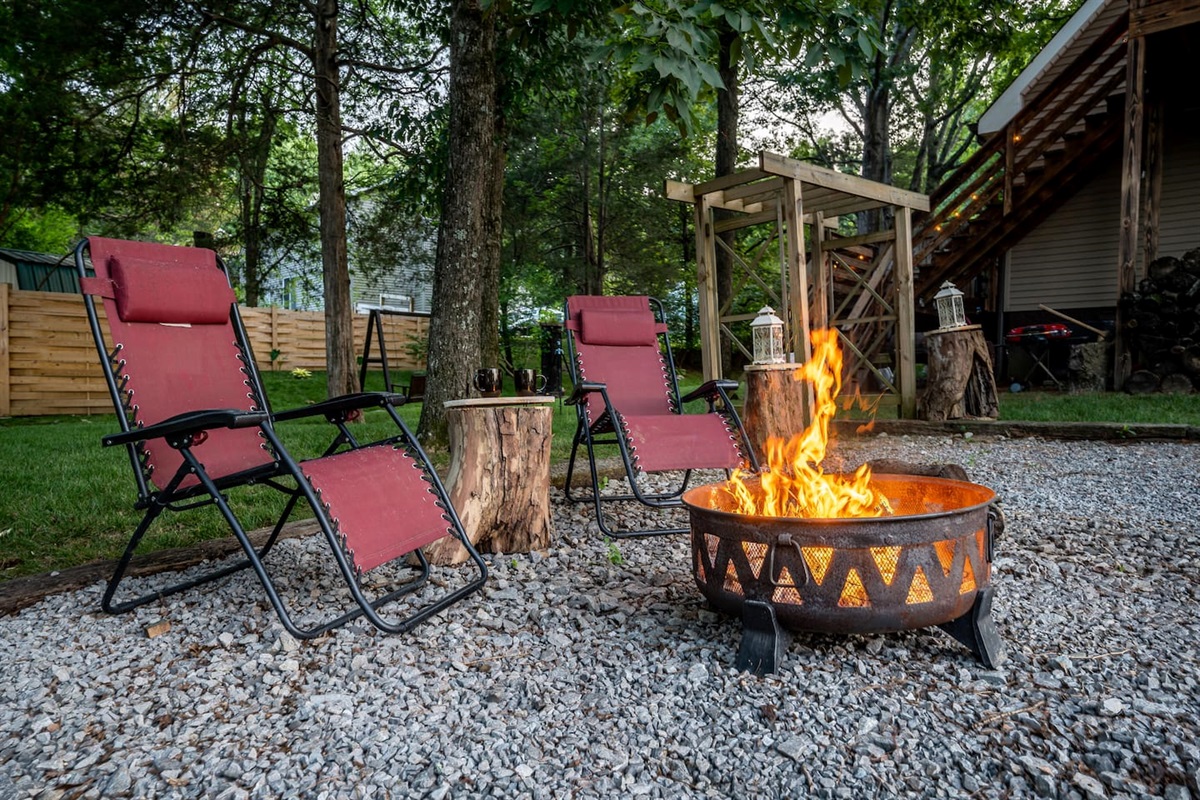 Fire pit for those cool nights chillin by the fire! Wood is supplied and free. 