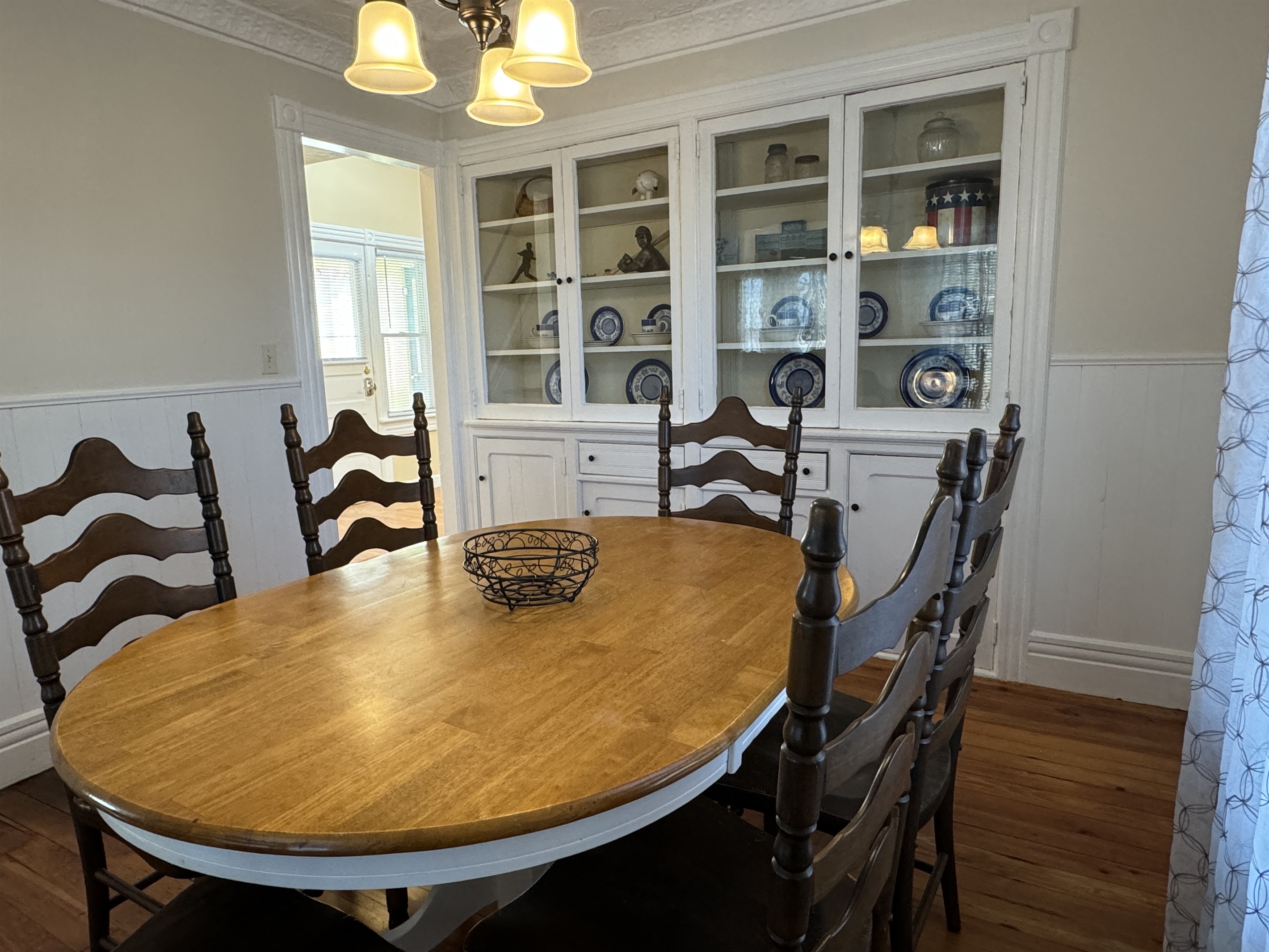 Cooperstown Cottage dining room with seating for 6.