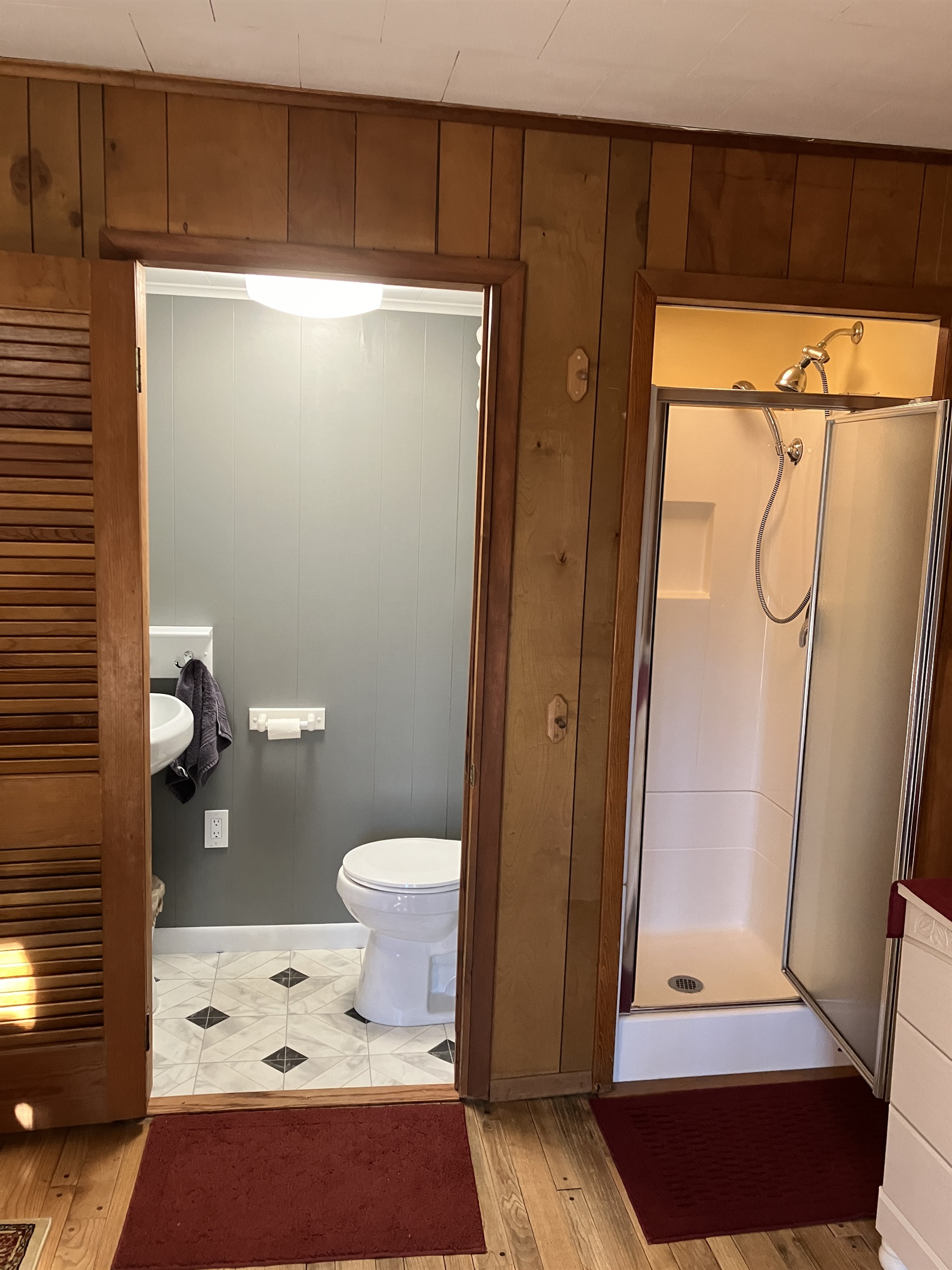 Ensuite bath with shower