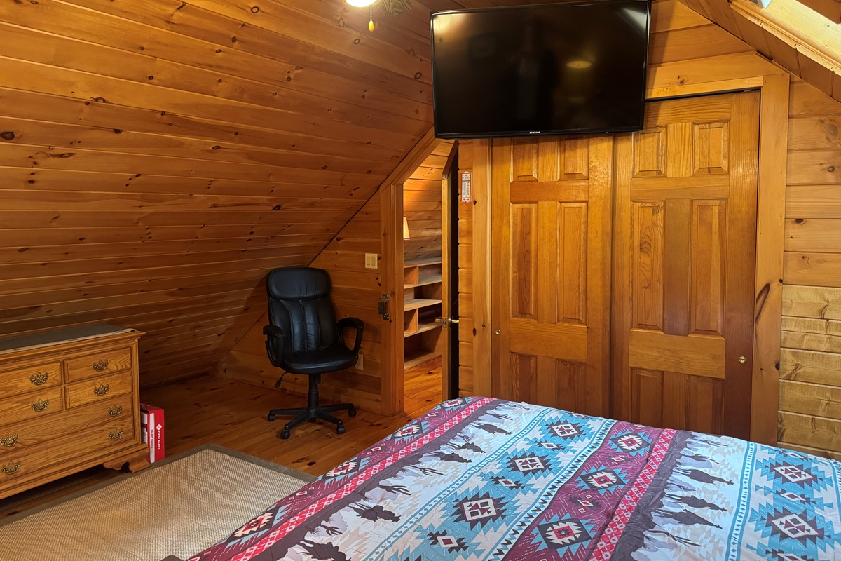 2nd floor King with SmartTV