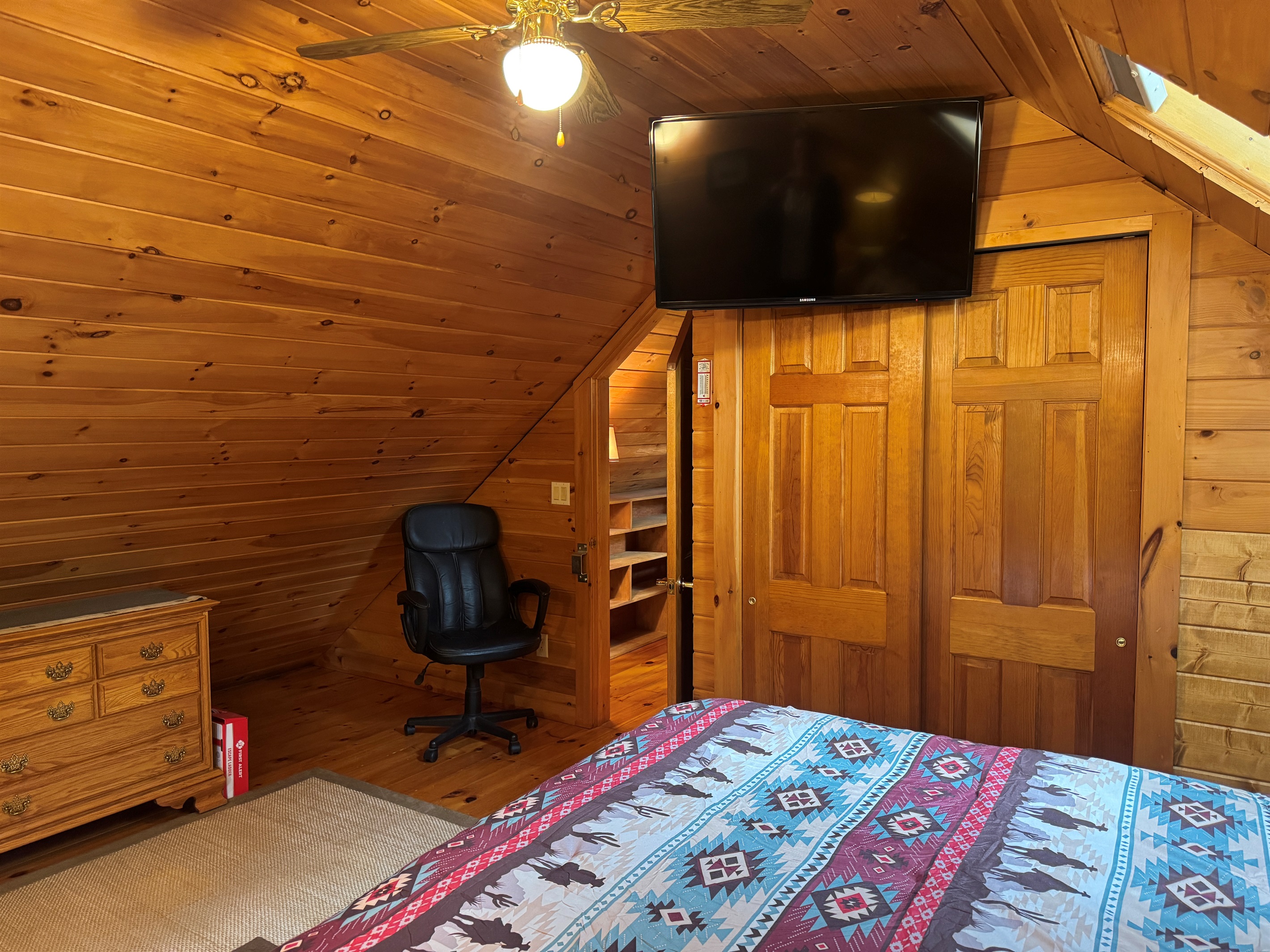 2nd floor King with SmartTV