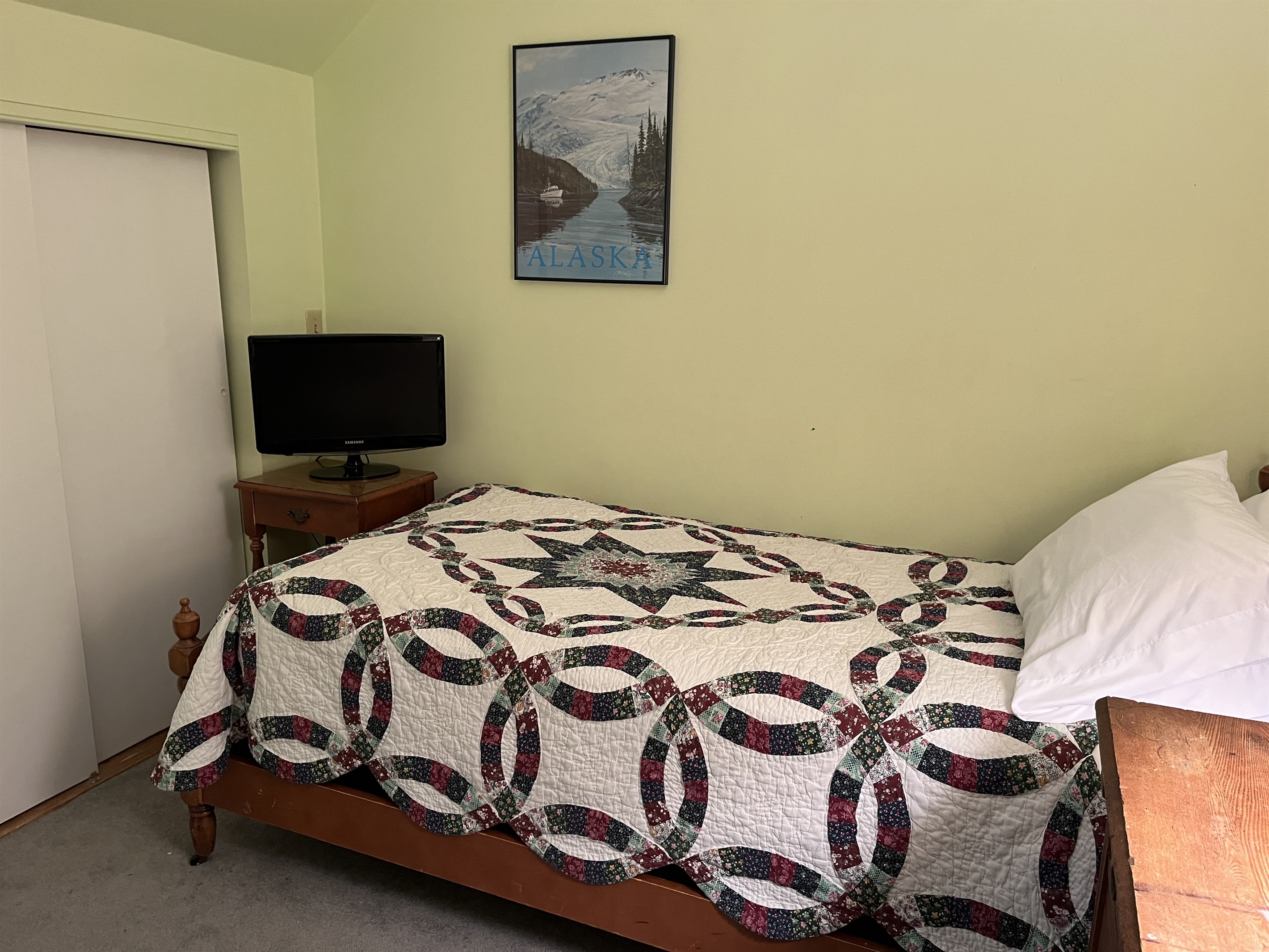 Bedroom with a pair of twin beds