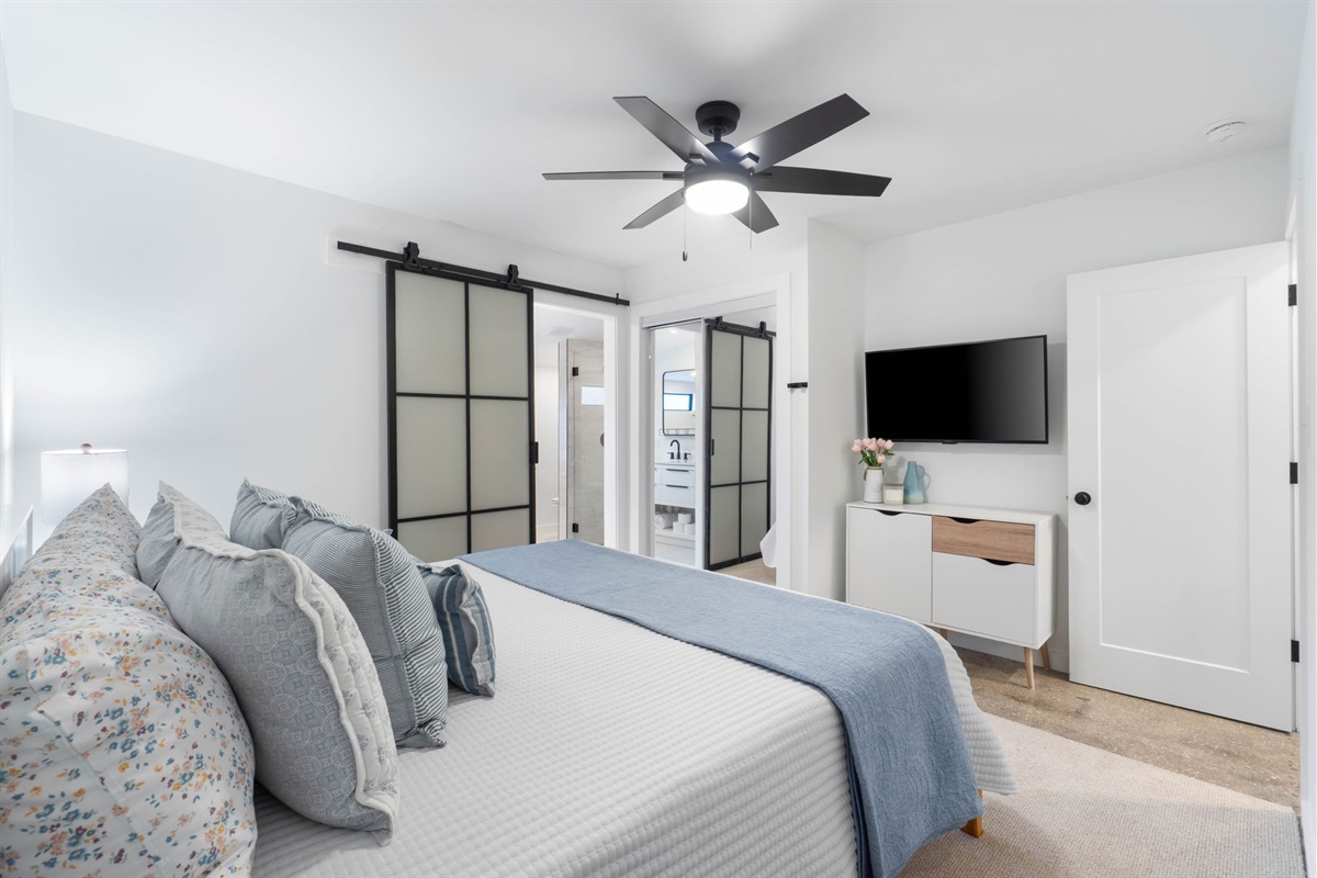 Small Serenity 4's Master Bedroom: King Bed, Private Remodeled Bathroom with walk in shower, soaker tub (sleeps 2)