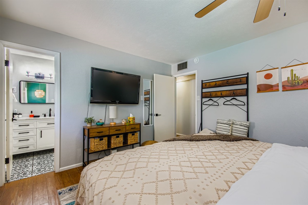 Comfy King Bed With Ensuite And Pool Access