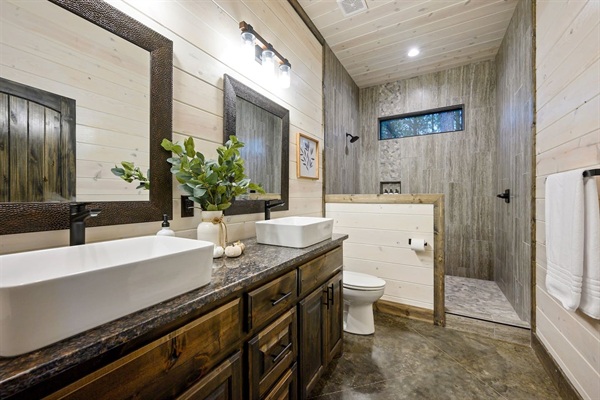 King Suite Ensuite Bath 2 - Double vanities