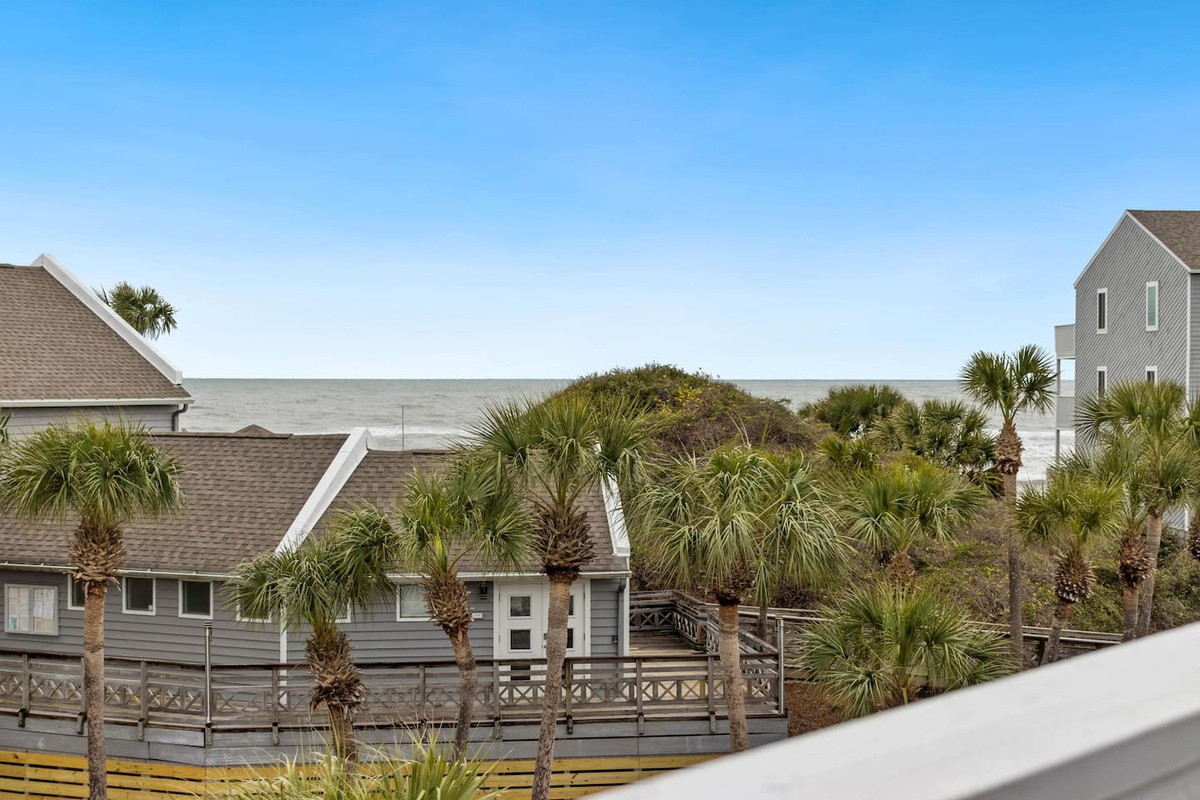 Take in this view from the top-floor master deck &mdash; the Gulf stretching out, every evening yours.